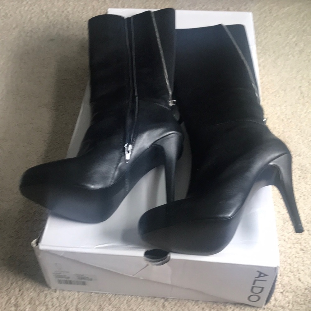 Knee leather boots w/silver zip in back